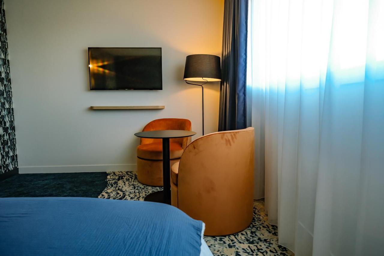 Comfort Room One Double-Size Bed One Single Sofa Lake View