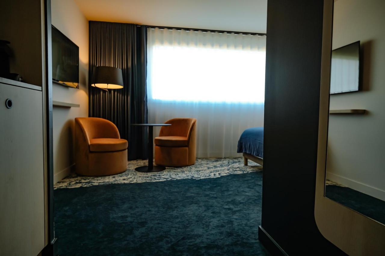 Comfort Room One Double-Size Bed One Single Sofa Lake View