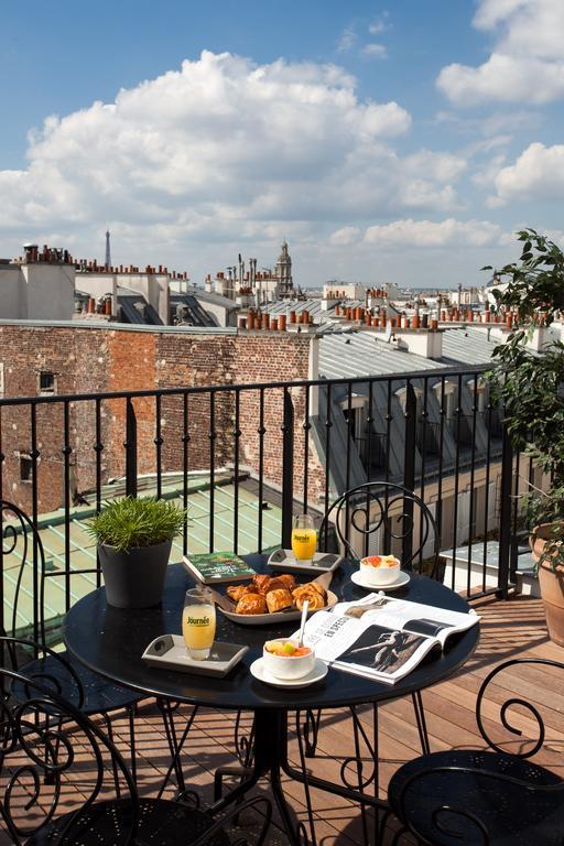 Deluxe Room Panoramic City View terrace