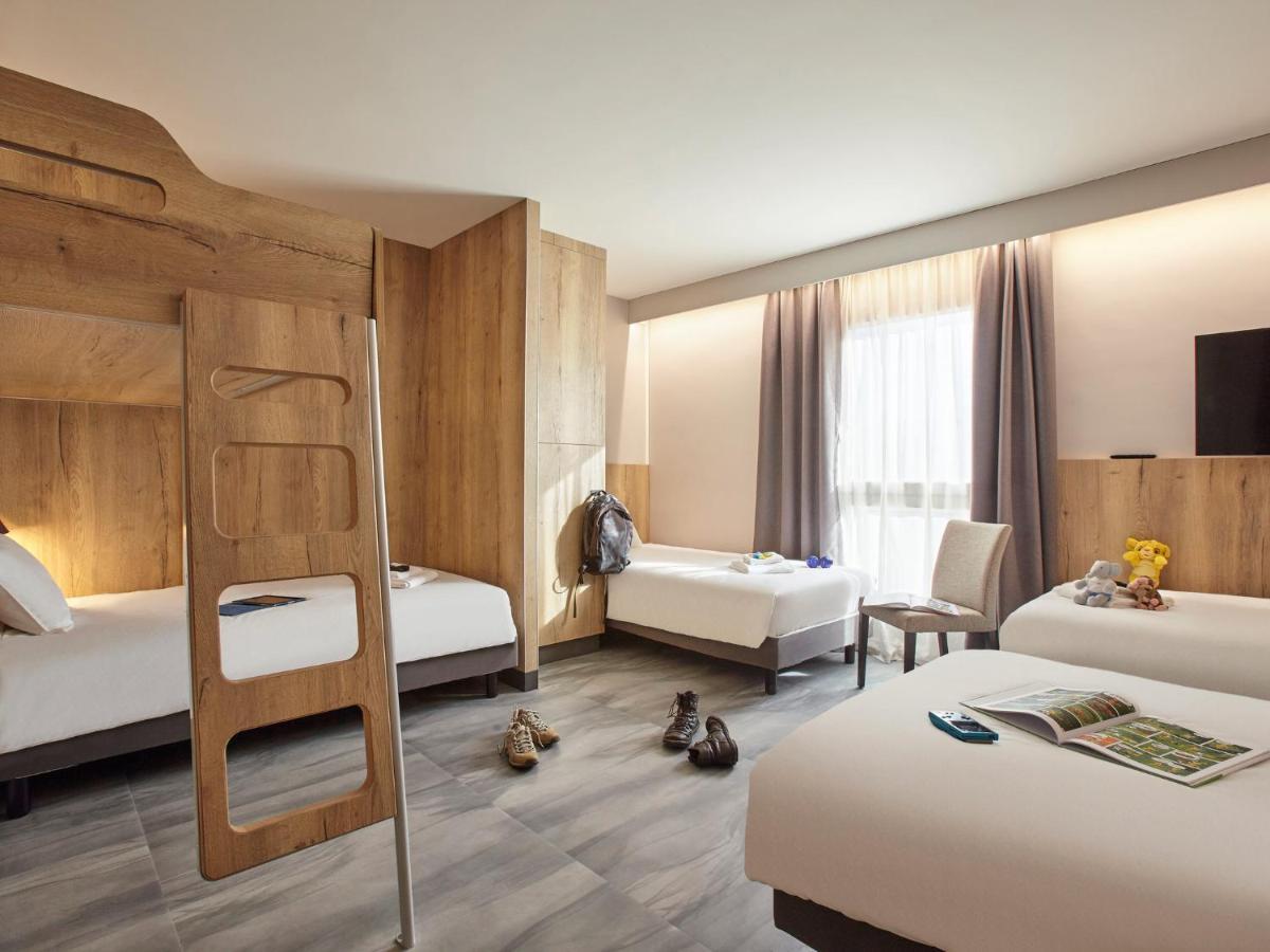 Chambre Tribu 1 lit double et 3 lits une personne