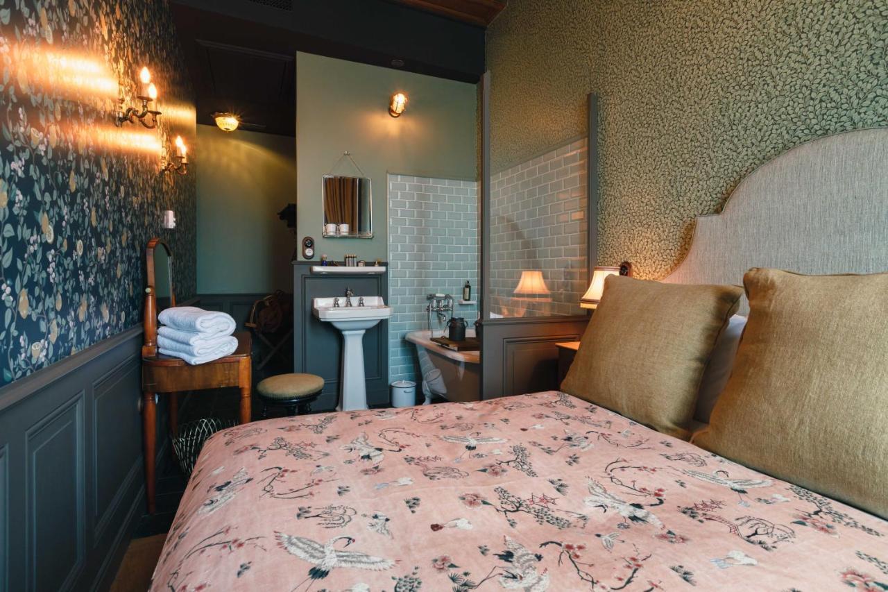 Deluxe Queen Room Boudoir