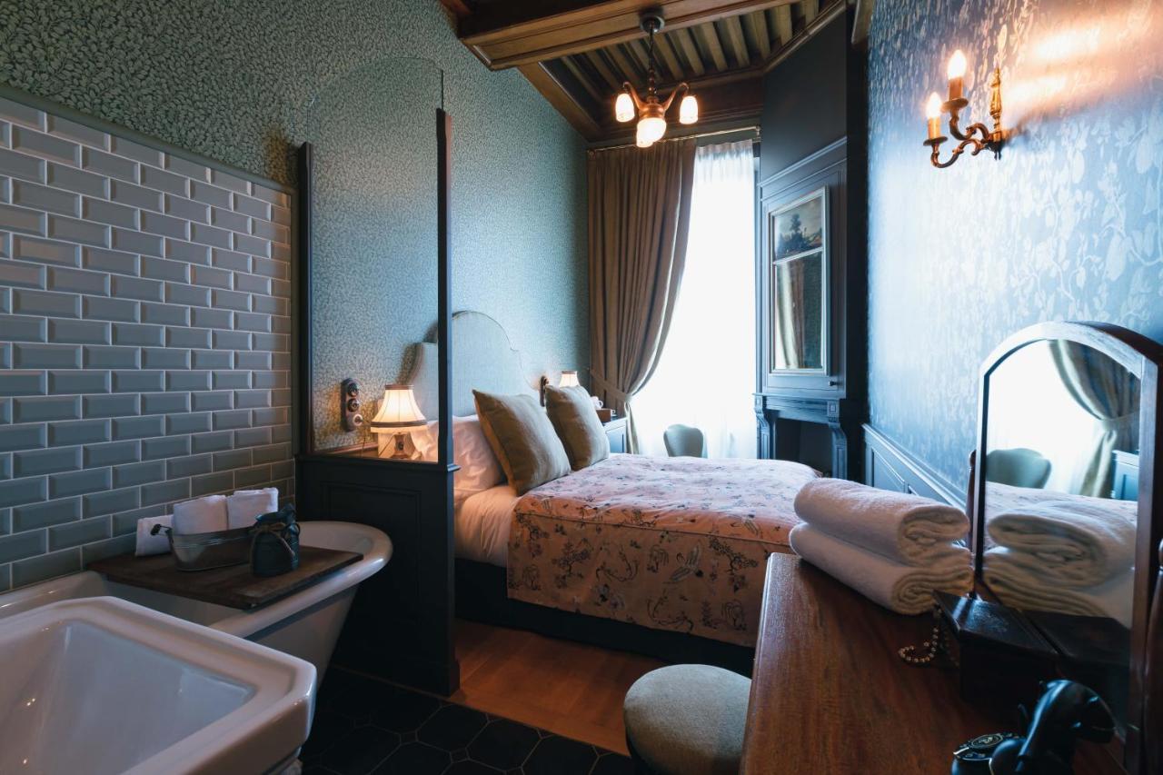 Deluxe Queen Room Boudoir
