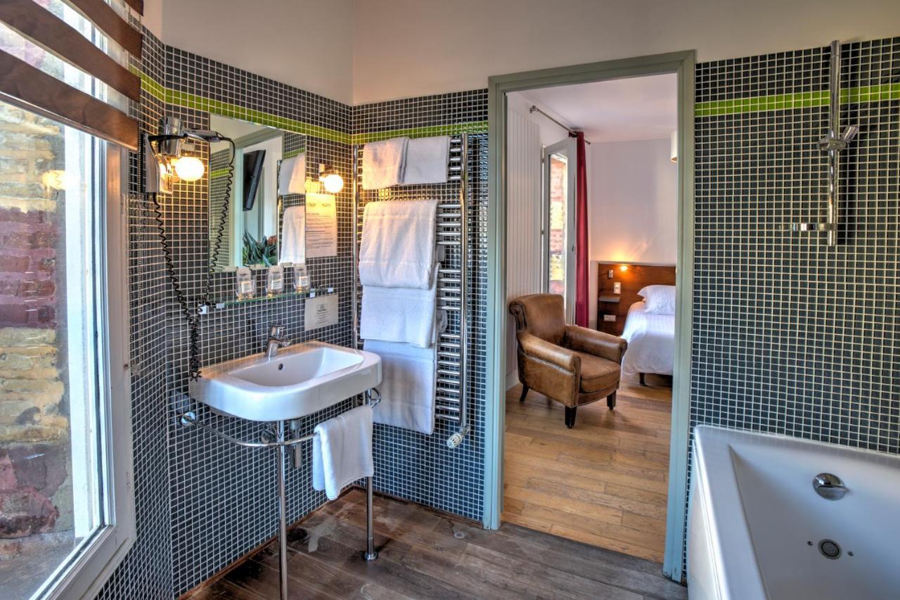 Triple Room balneo bath City View