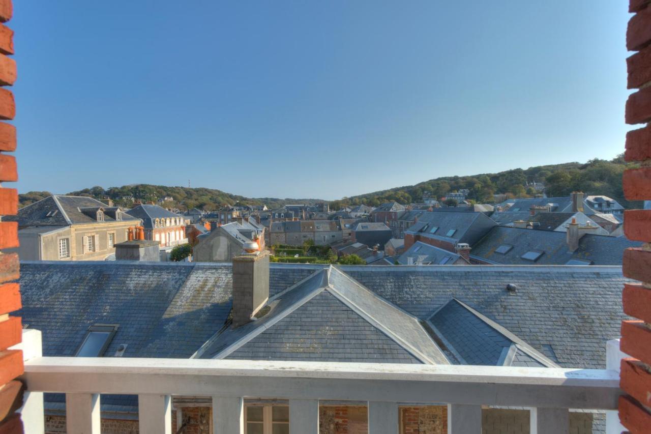Double Room shower City View