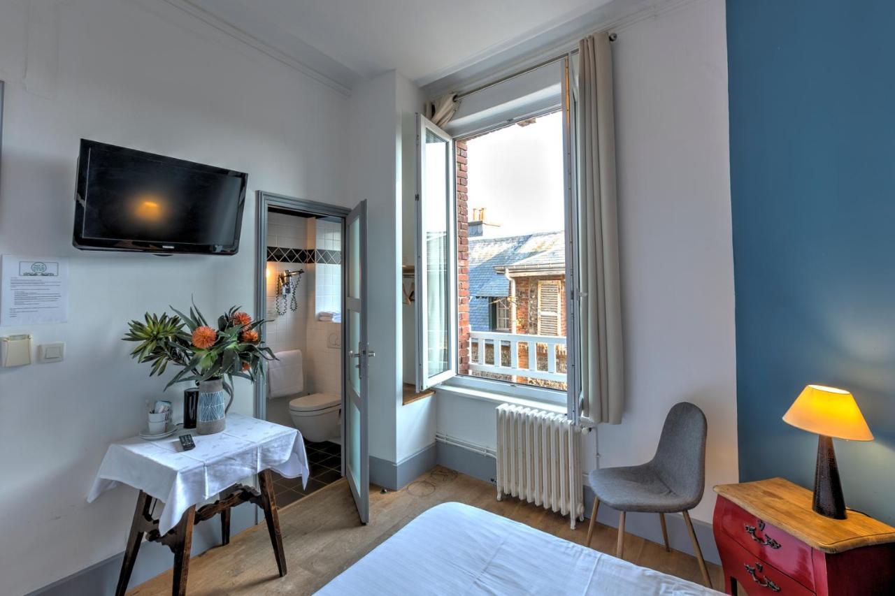 Double Room shower City View