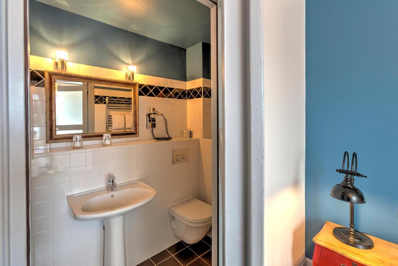 Double Room shower City View