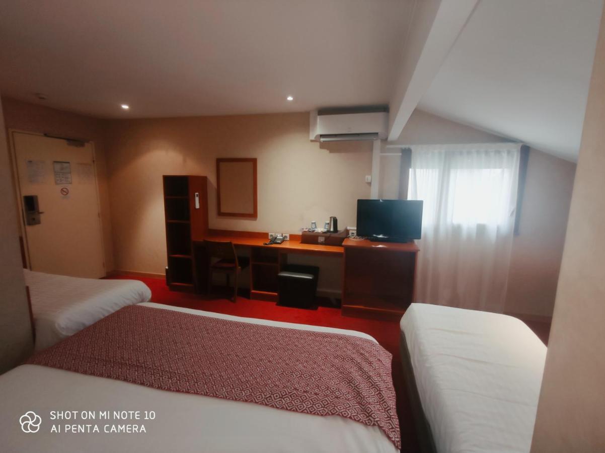 2 Double Beds 1 Single Bed