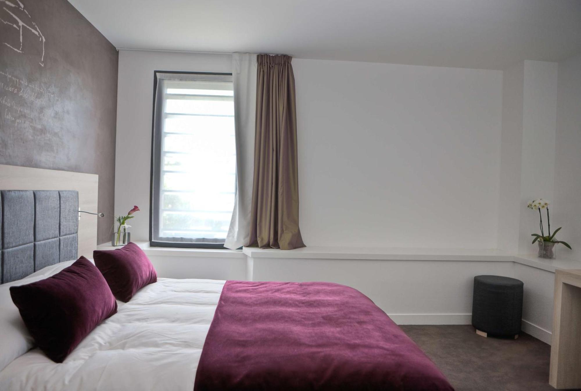 Standard Queen Room Street View