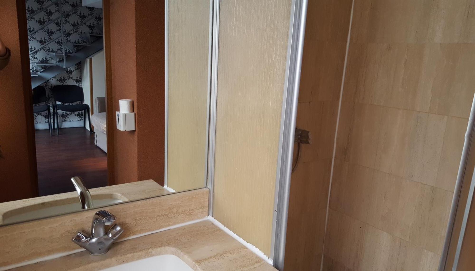 Deluxe Double Room Shower