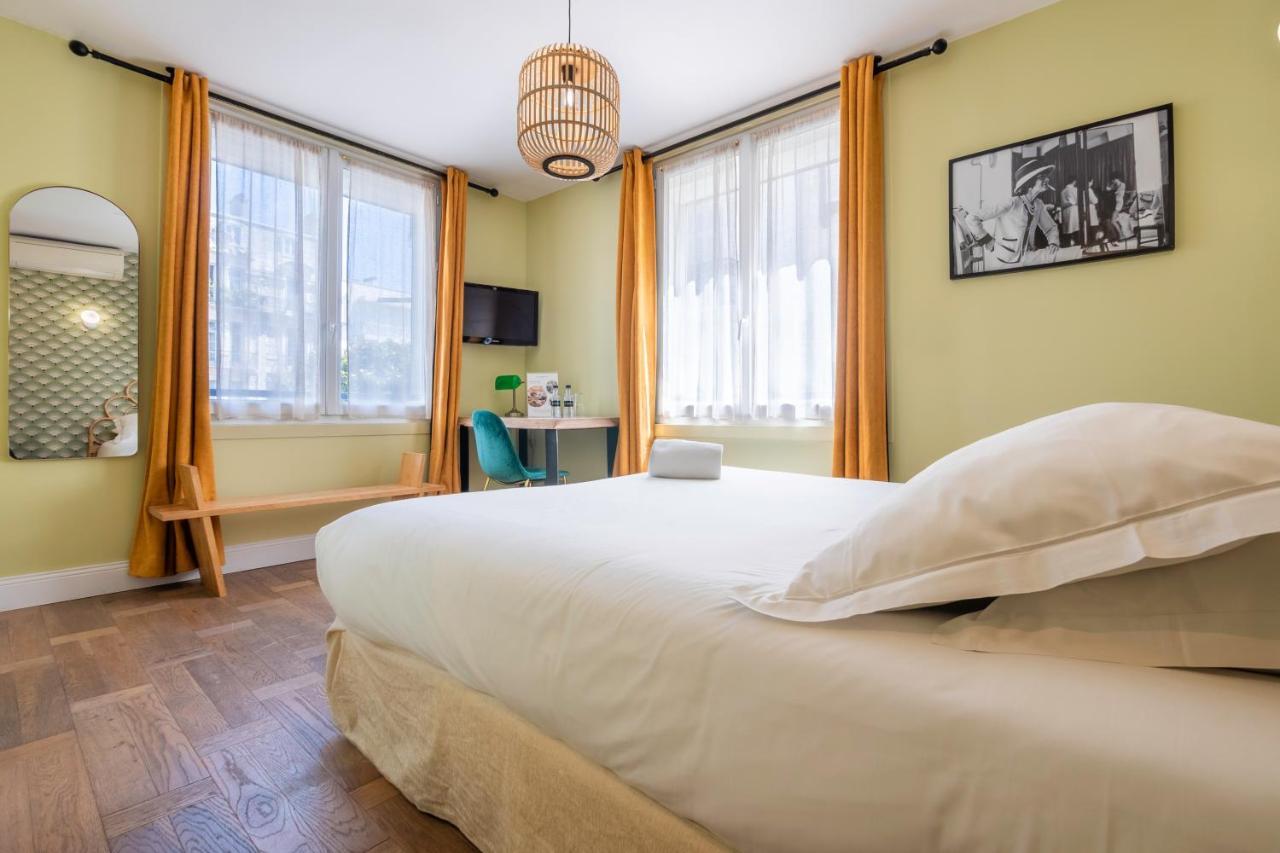Double Room Standing