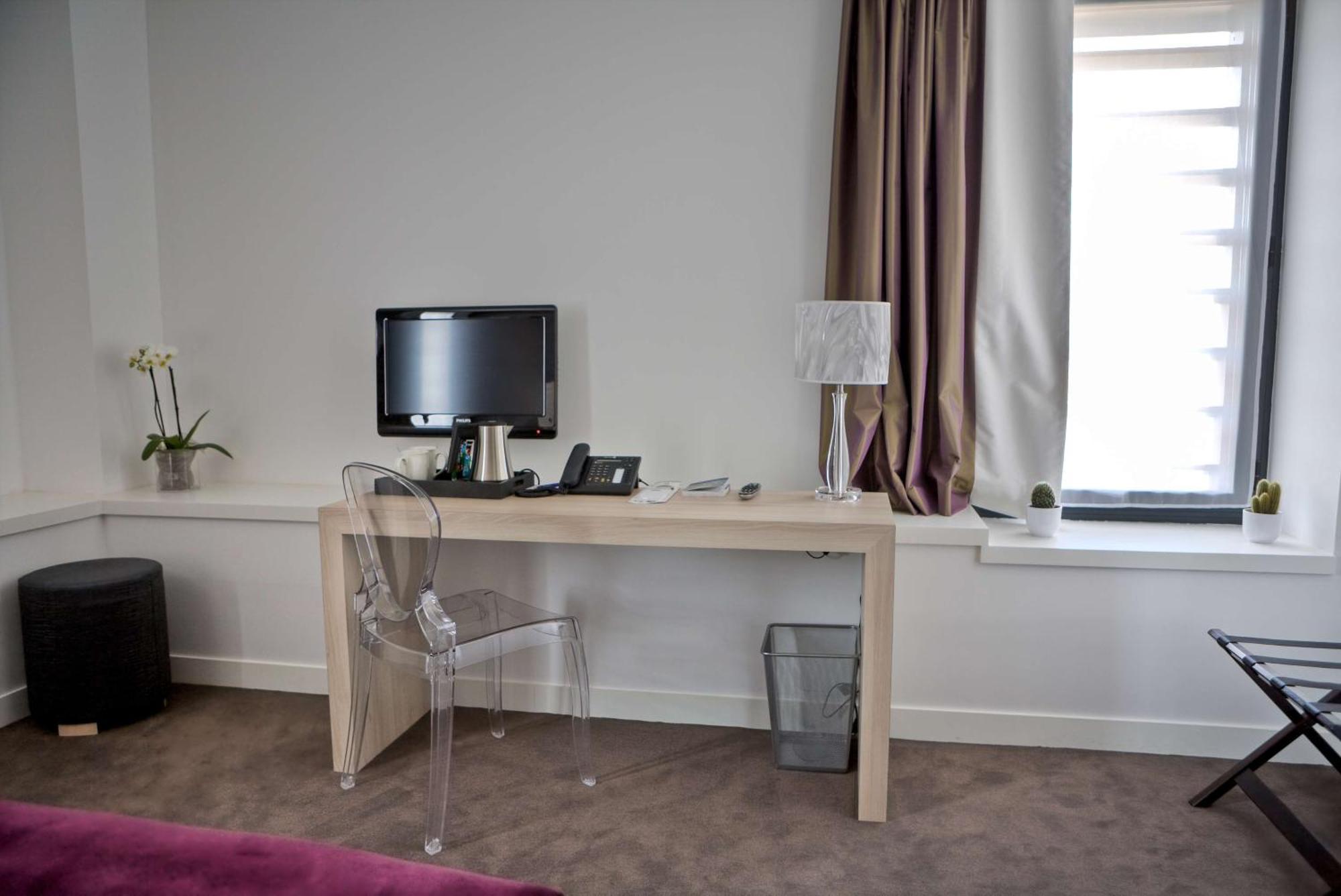 Standard Queen Room Street View