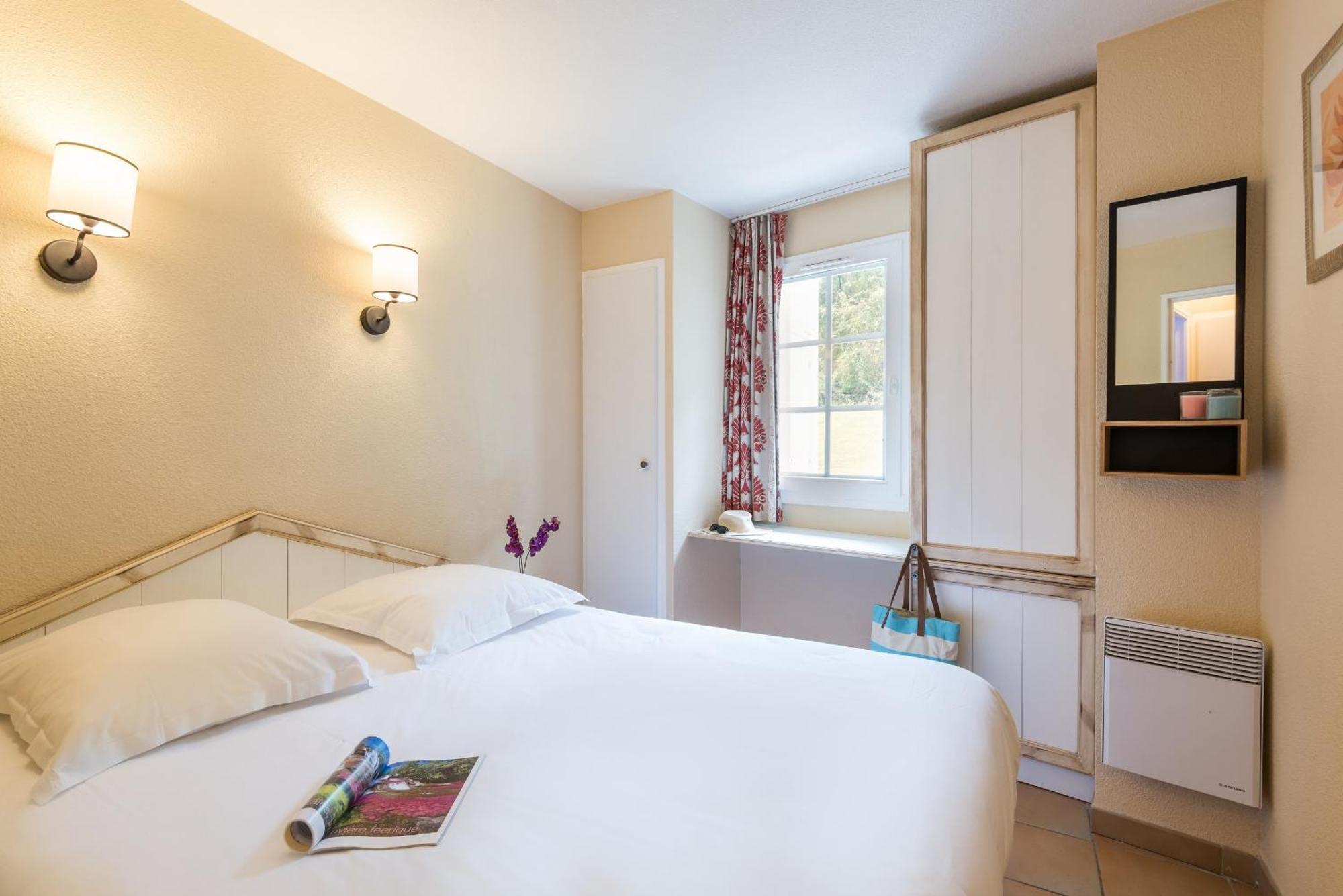 One-Bedroom Apartment Sleeping Alcove Terrace or Balcony
