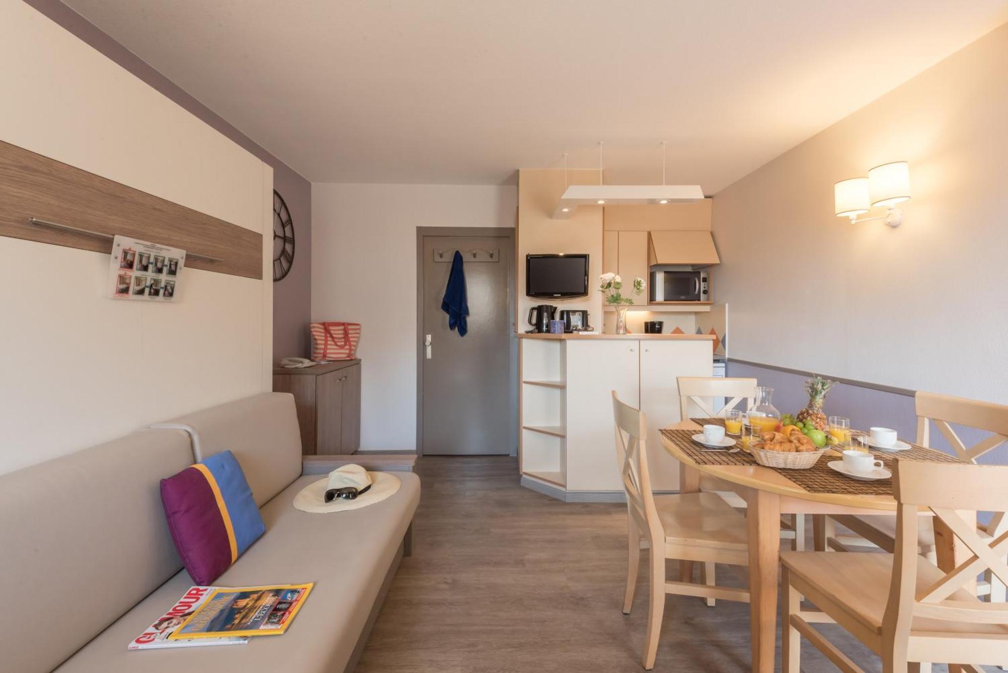 One-Bedroom Apartment Sleeping Alcove