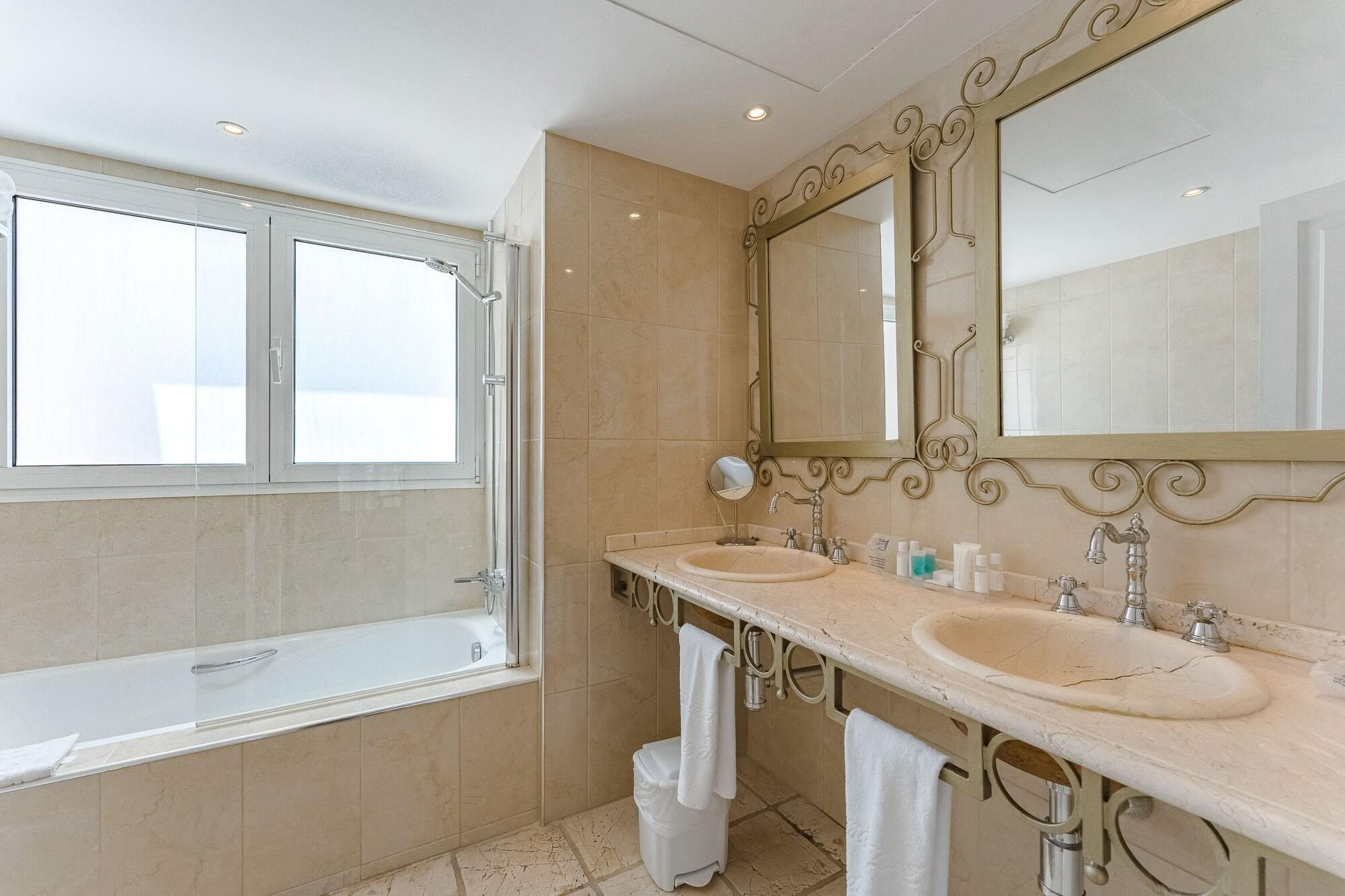 Comfort Triple Room Shower