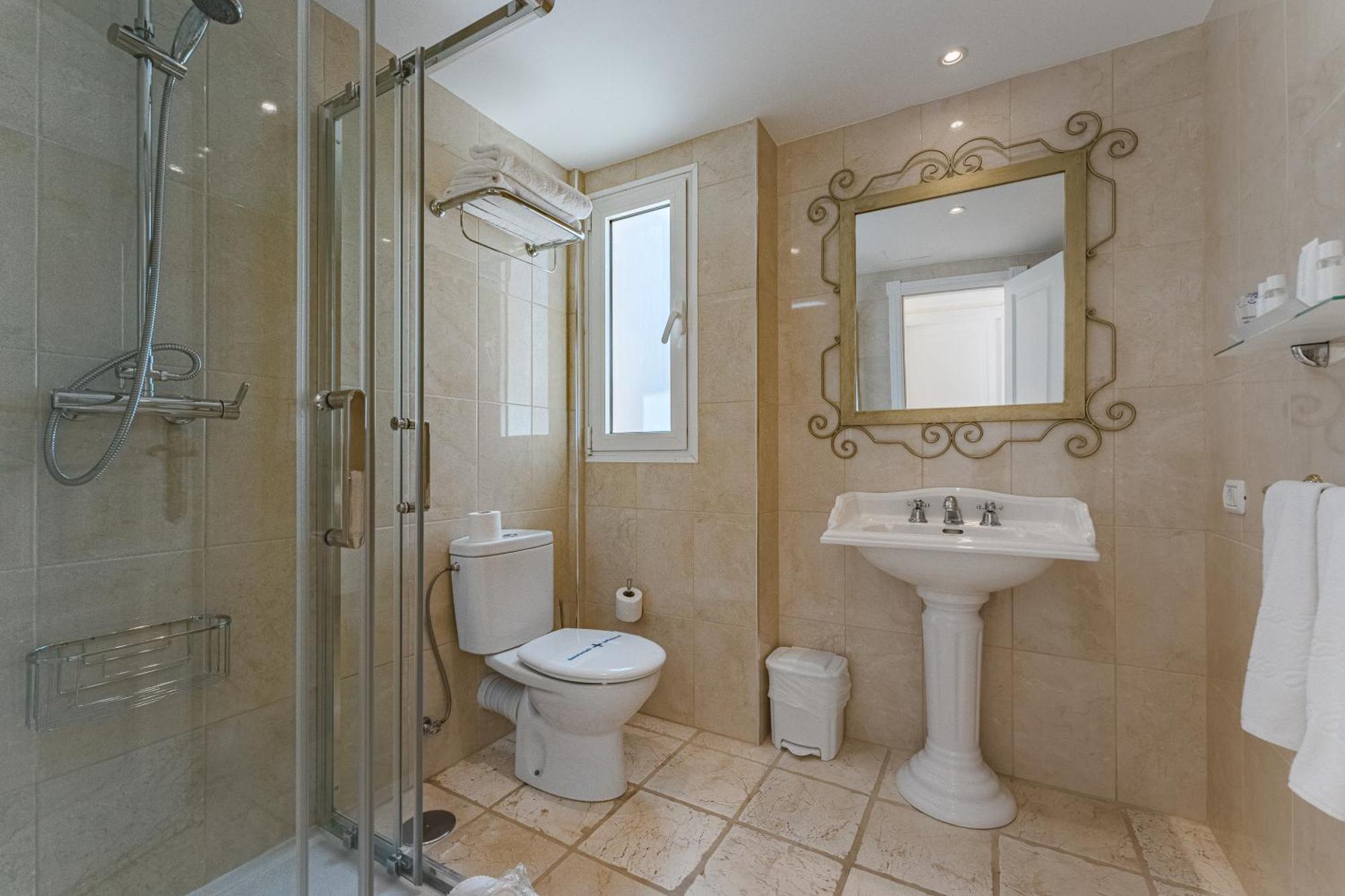 Comfort Triple Room Shower