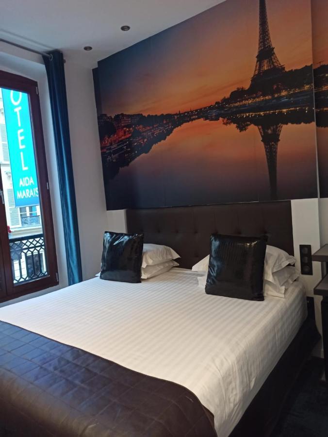 Superior double or twin street view or courtyard