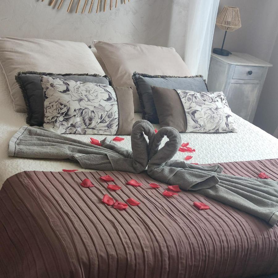 Deluxe Double Room Shower