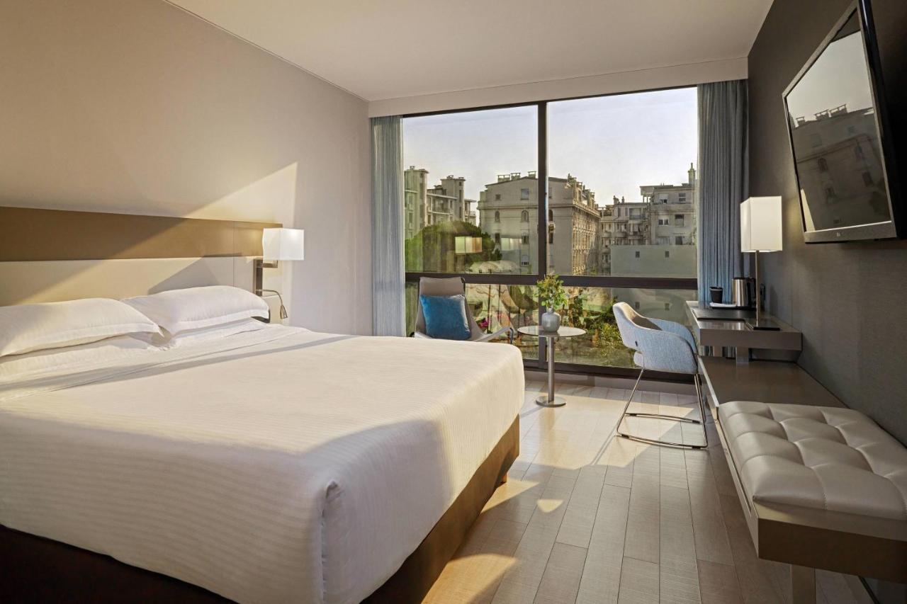 Deluxe King Room Partial Sea View