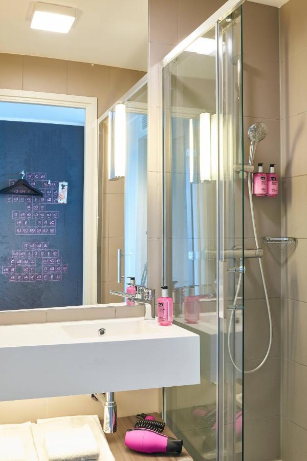 Moxy Queen Room