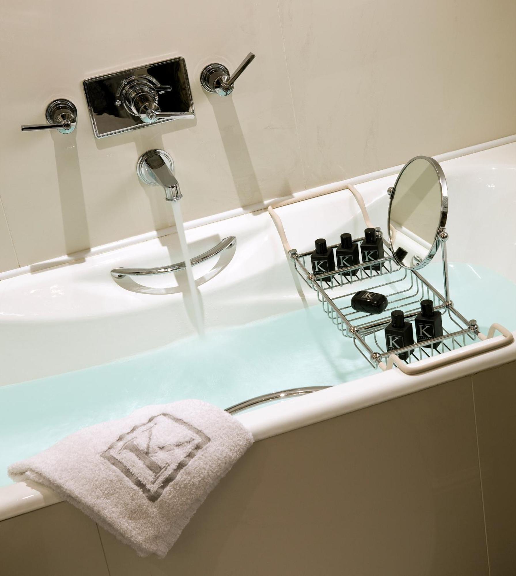 Standard Double Room Queen bed & bath