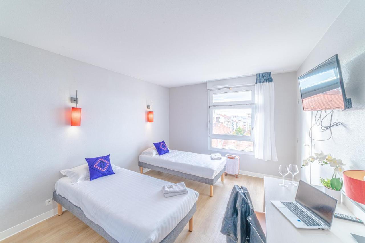 Deluxe One-Bedroom Apartment