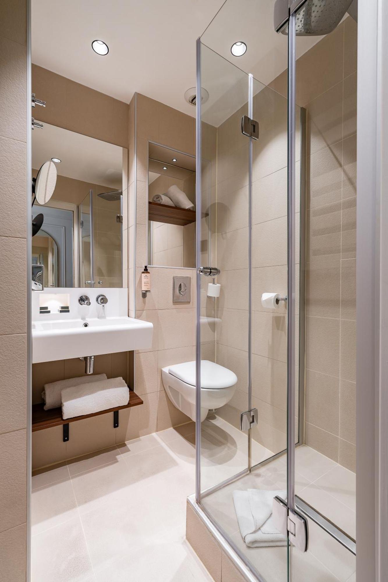 Standard Queen Room