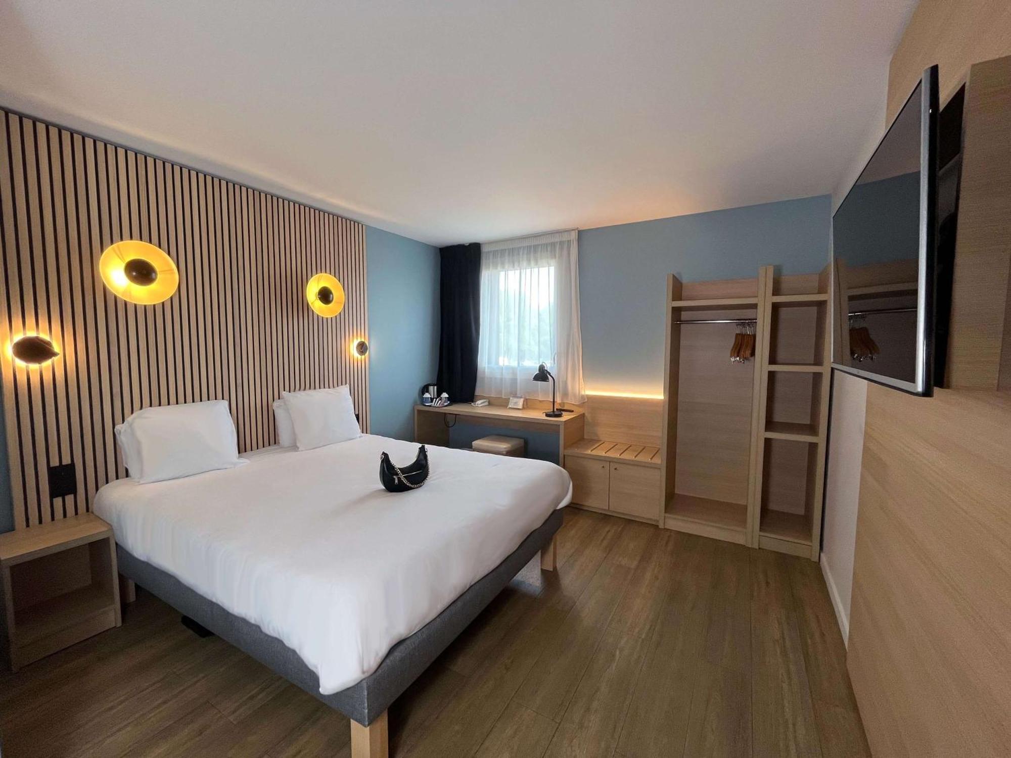 Superior Queen Room Queen Bed Non-Smoking