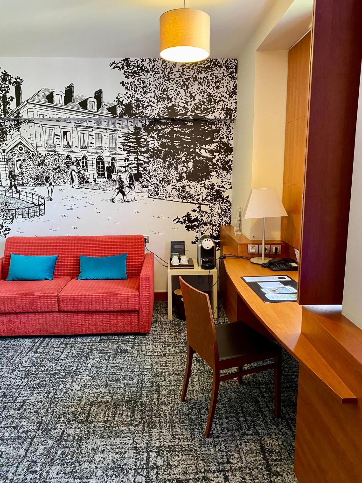 Junior Queen Suite