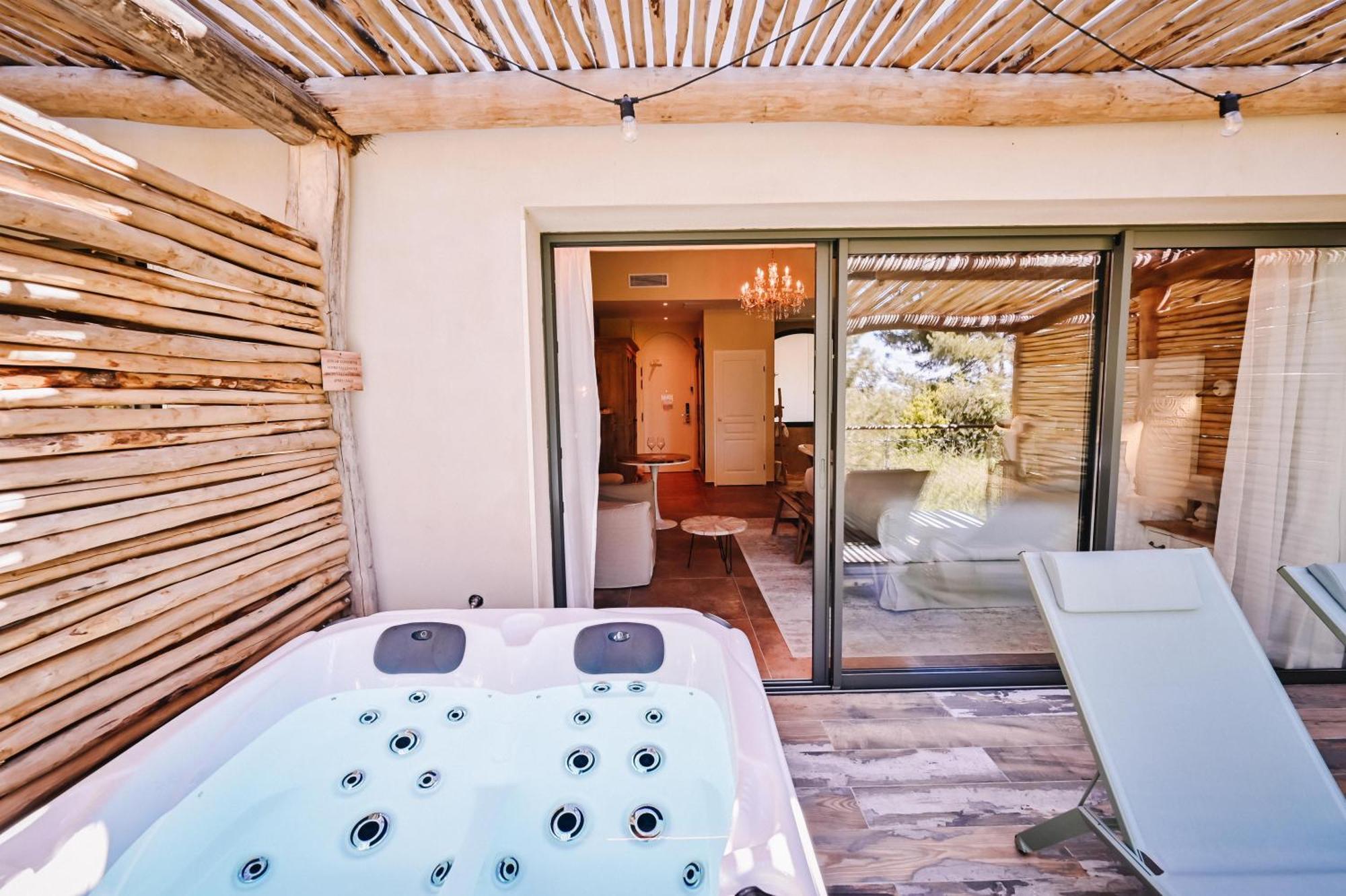 Pesquiers King Room by the Road Hot Tub
