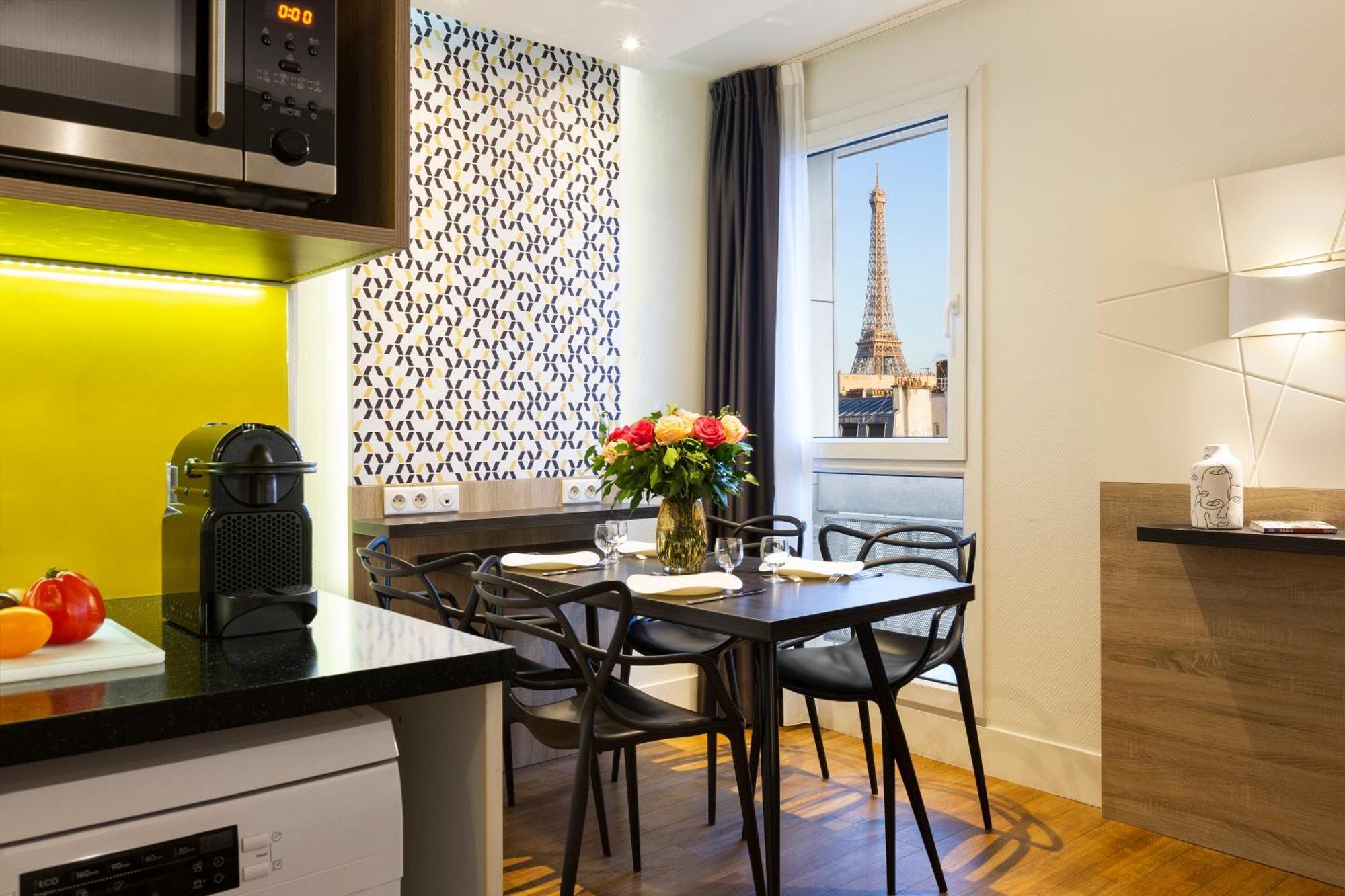 One-Bedroom Apartment Eiffel Tower View