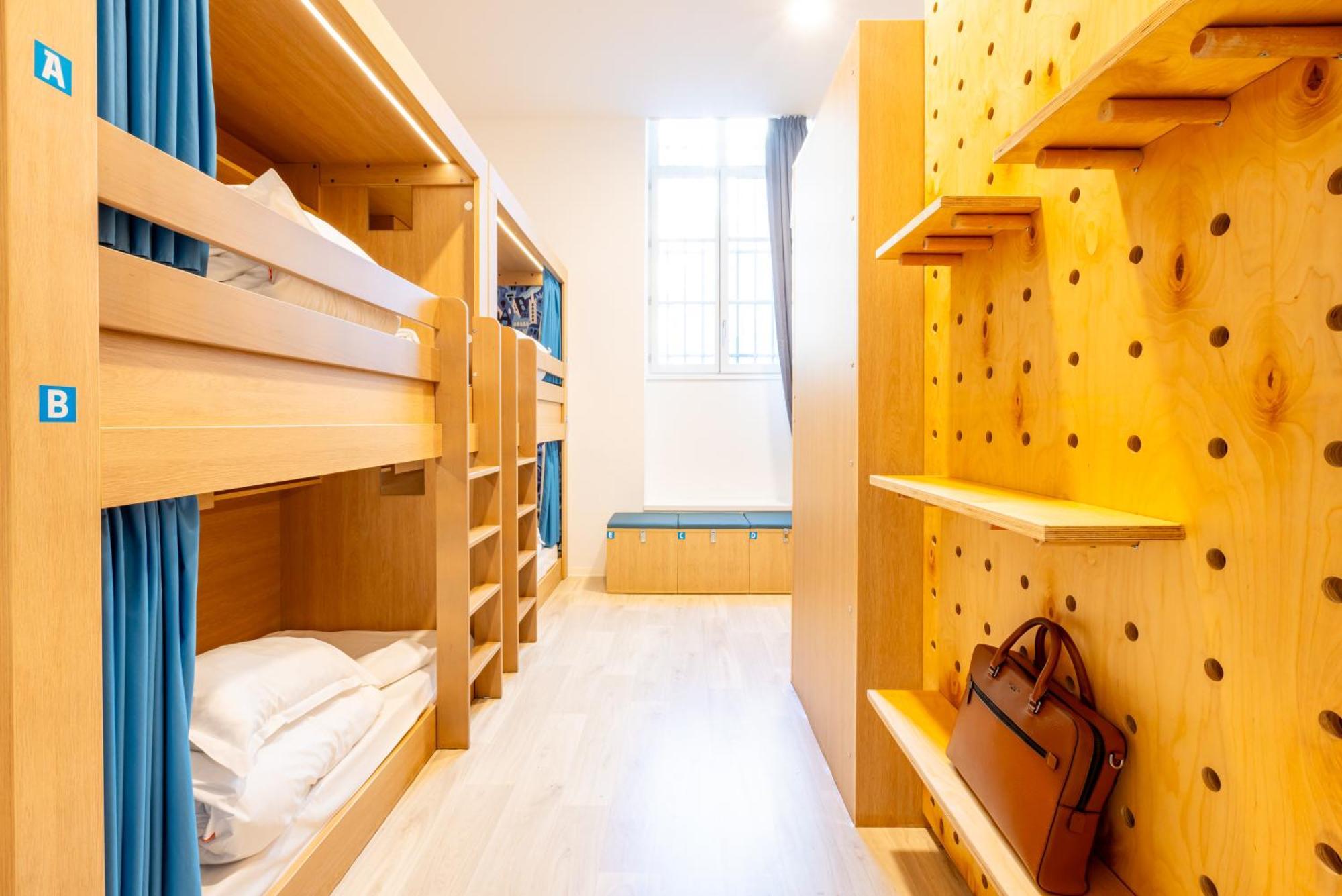 Bed 8-Bed Mixed Dormitory Room
