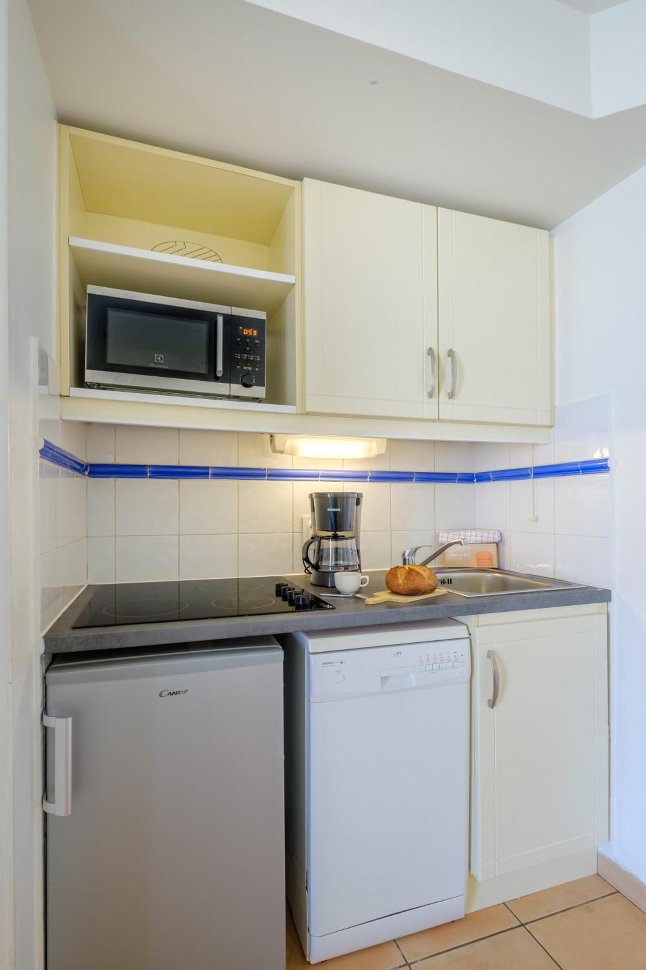 One-Bedroom Apartment Air Conditioning Balcony