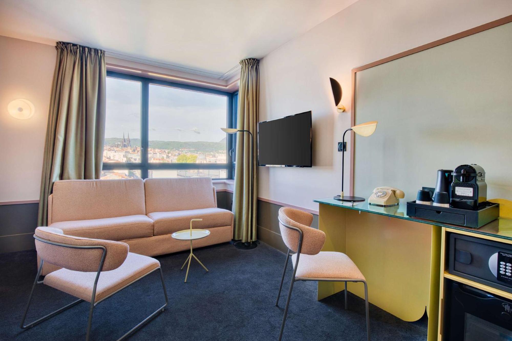 Junior Queen Suite