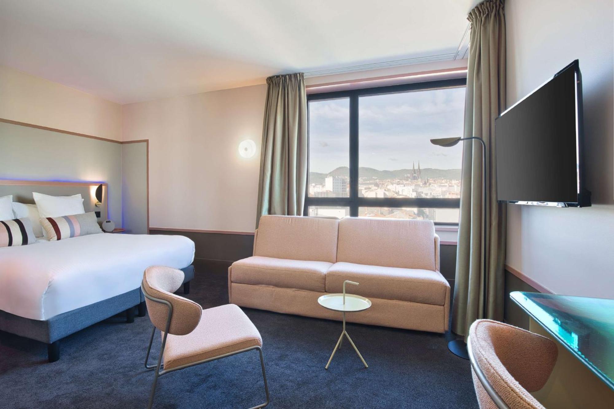 Junior Queen Suite