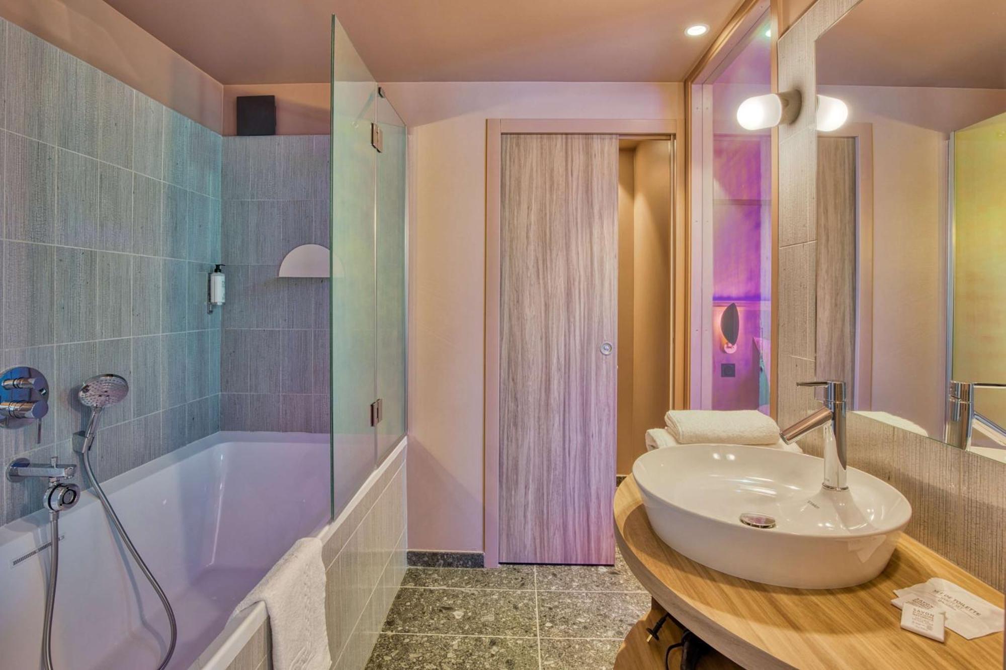 Junior Queen Suite