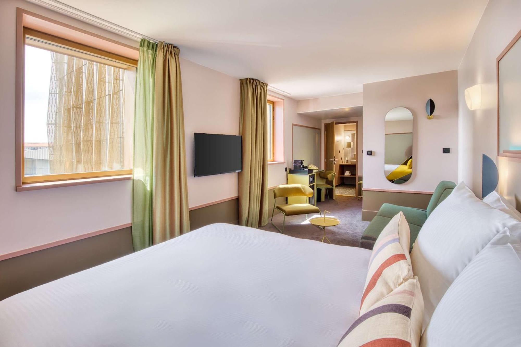 Junior Queen Suite