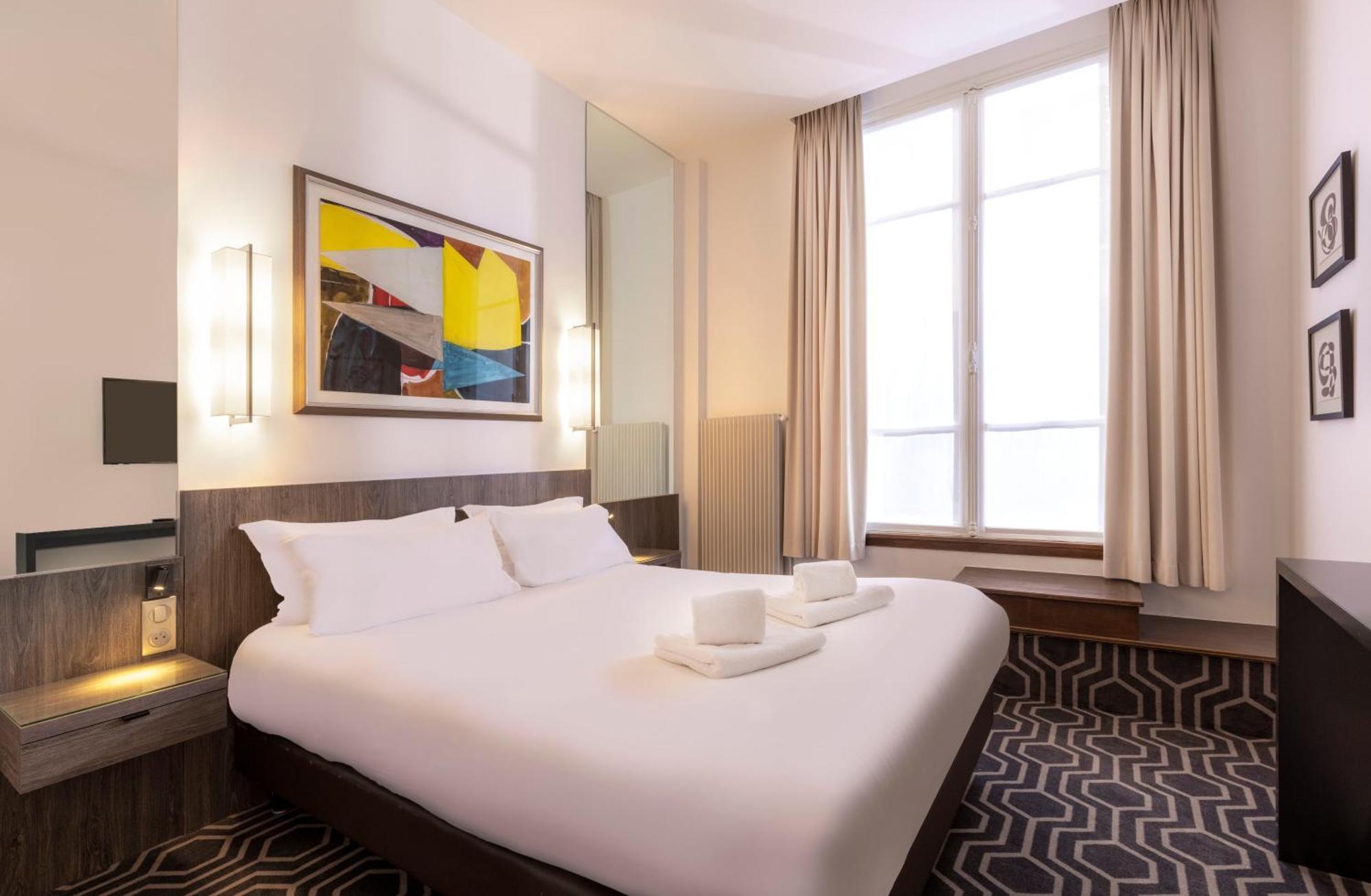 Classic One-Bedroom Apartment Courtyard View
