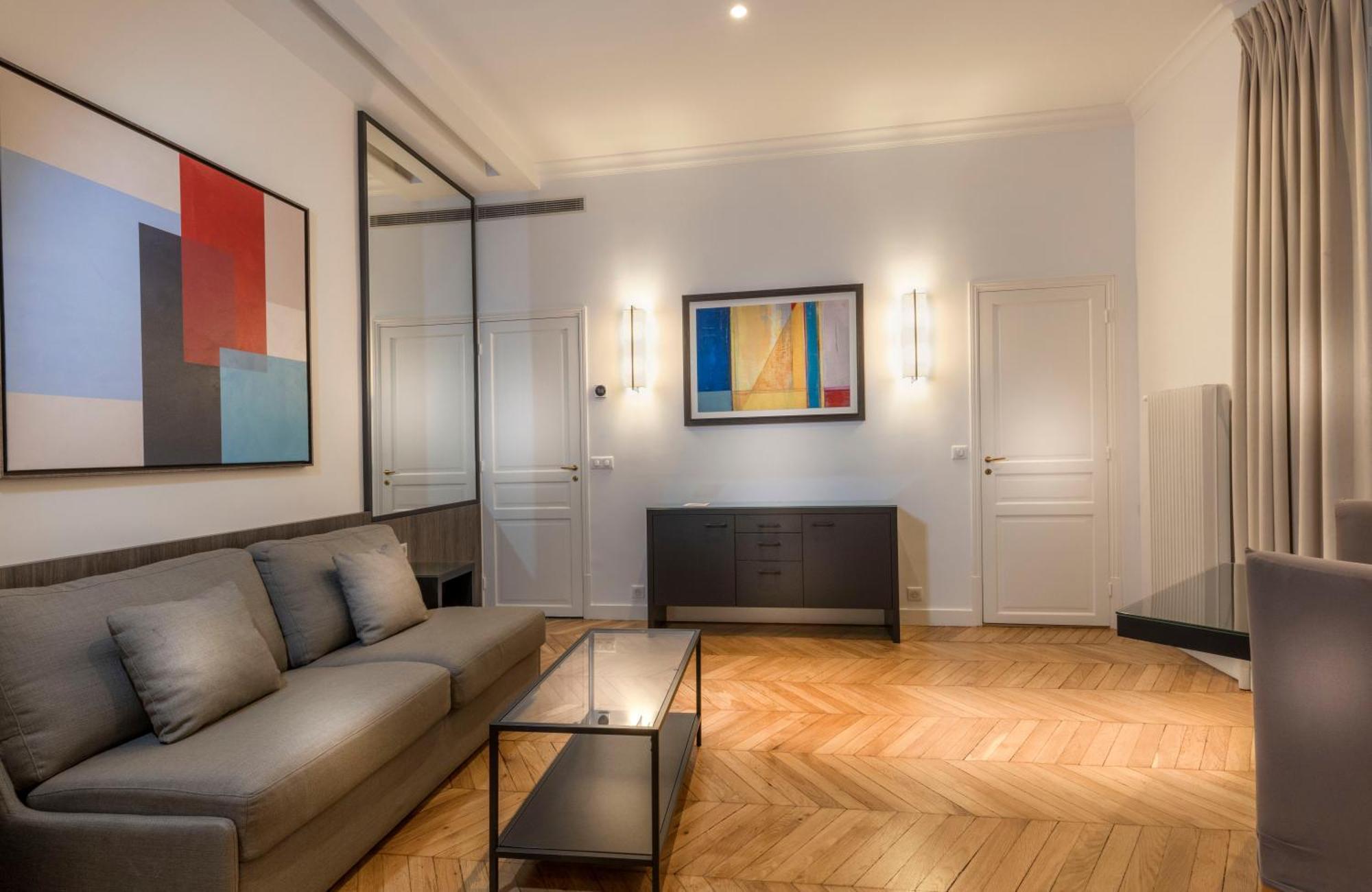 Classic One-Bedroom Apartment Courtyard View