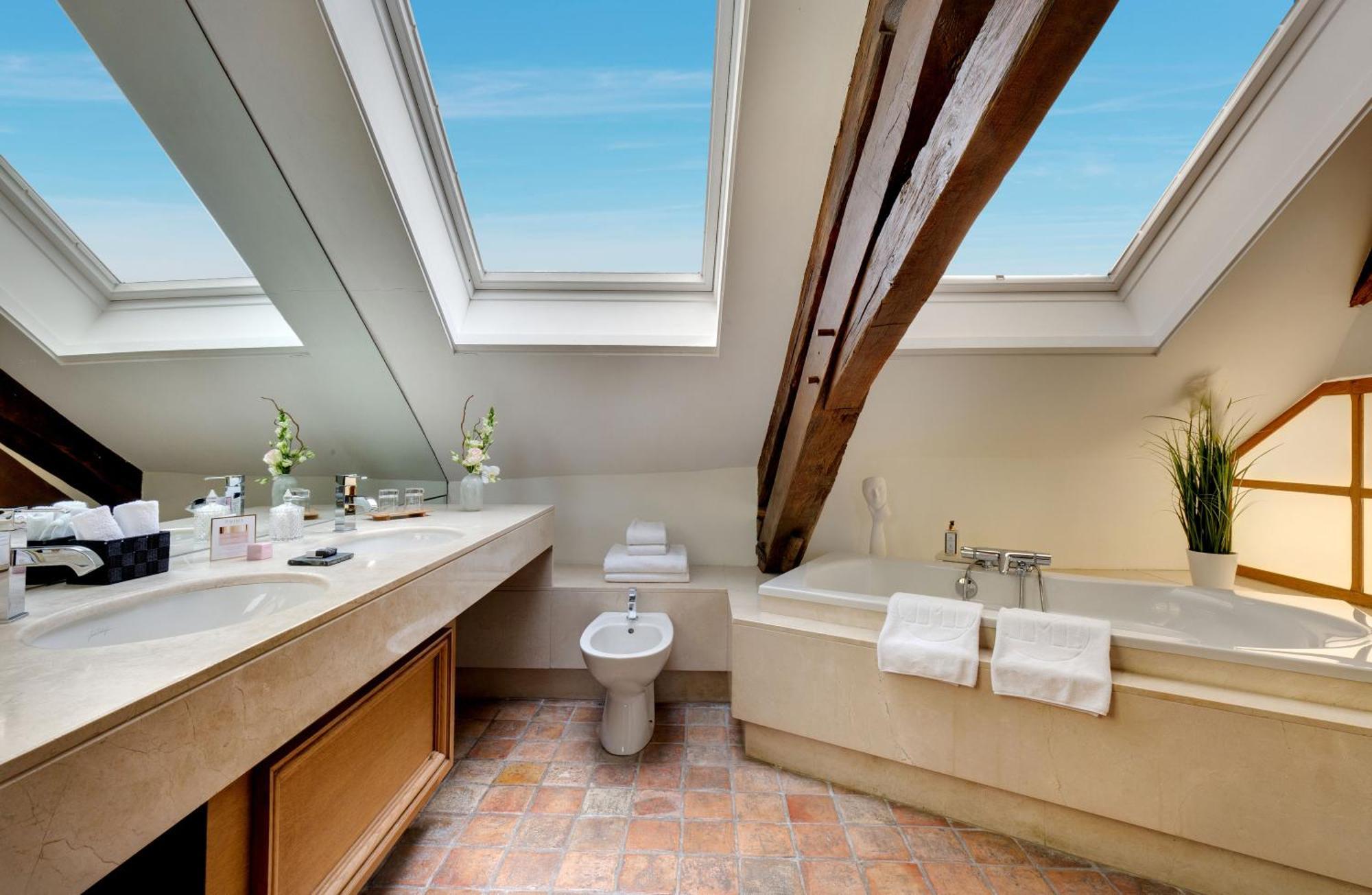 Deluxe Double or Twin Room*****