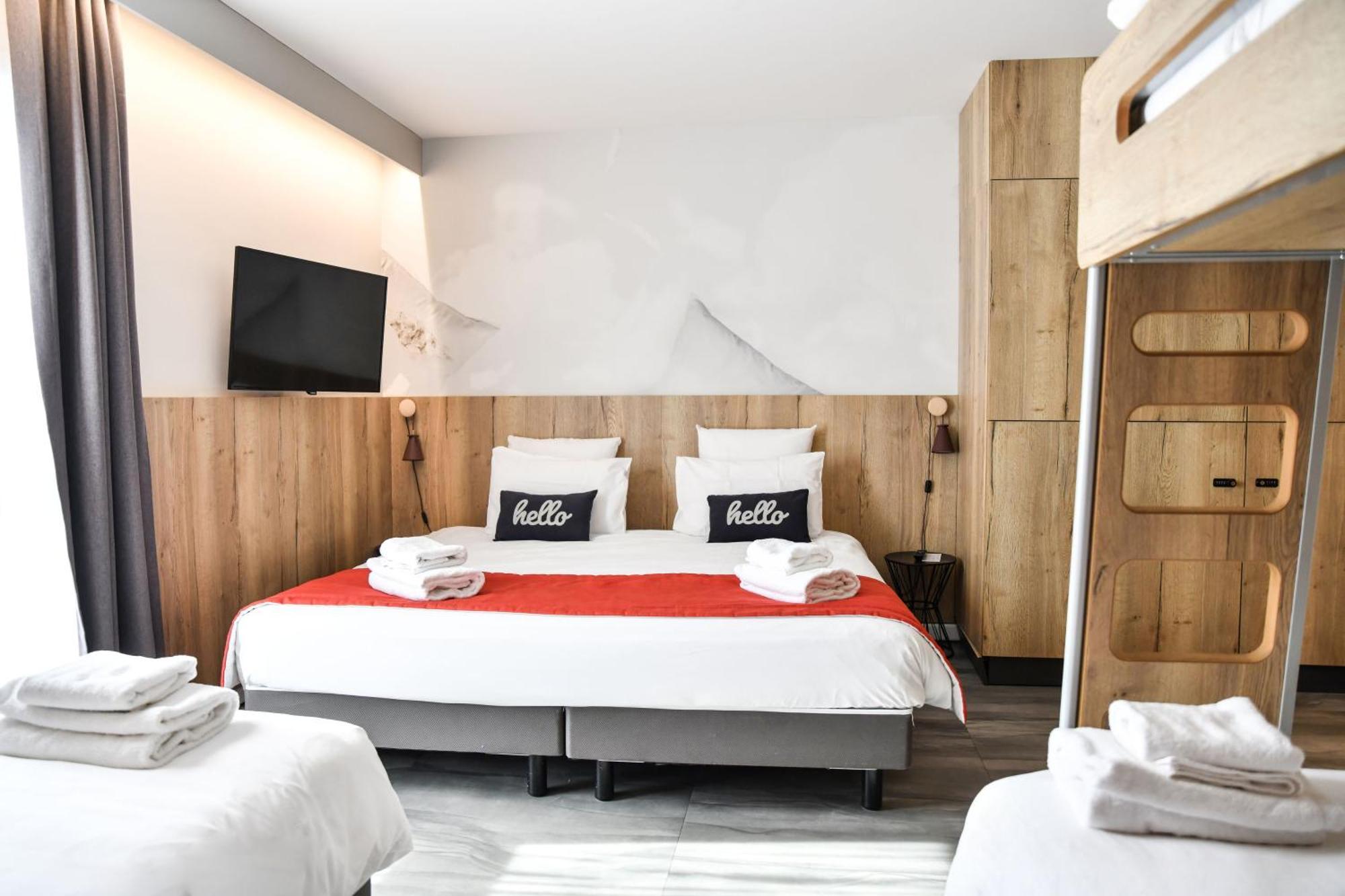 Chambre Tribu 1 lit double et 3 lits une personne