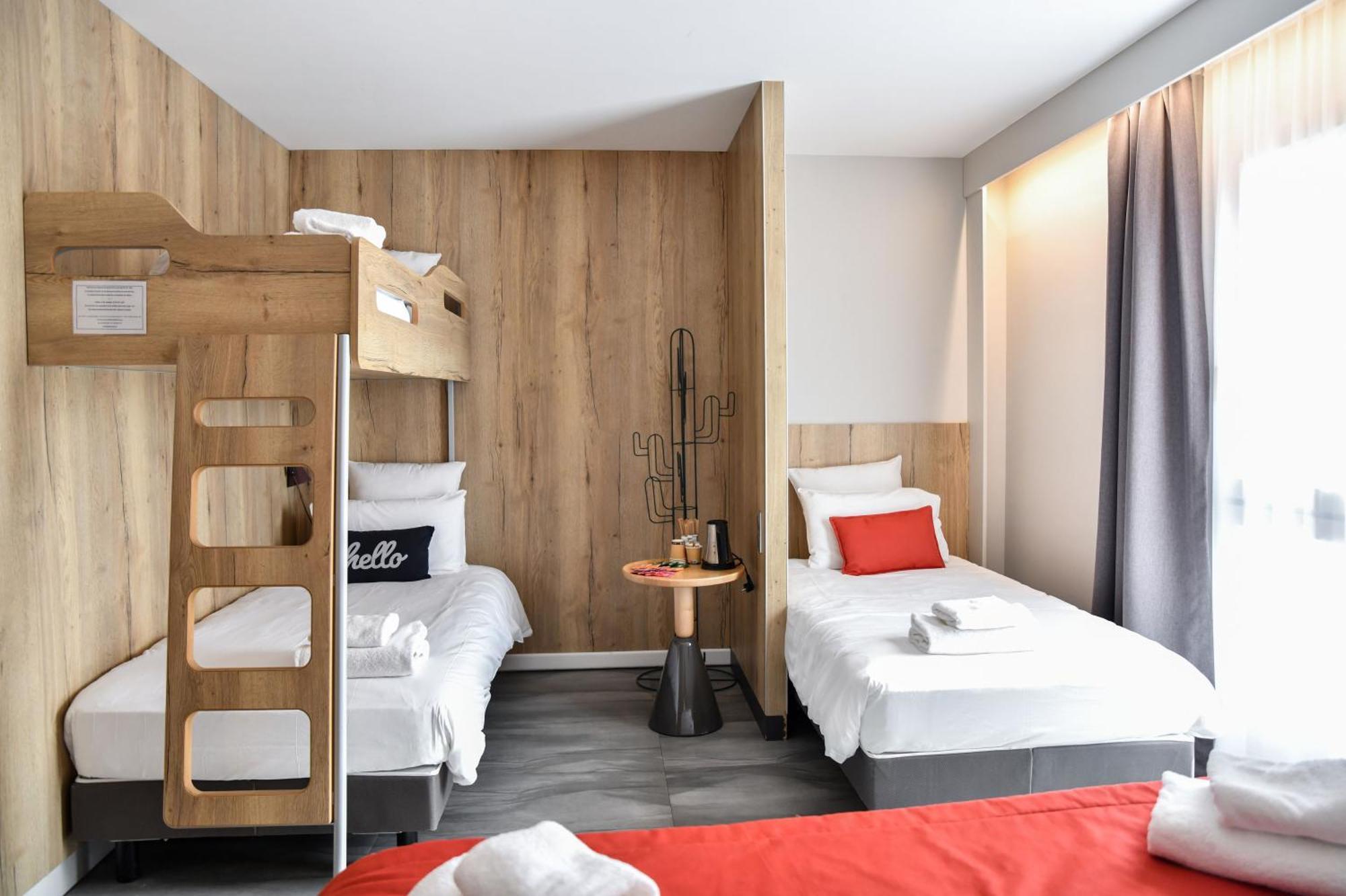 Chambre Tribu 1 lit double et 3 lits une personne