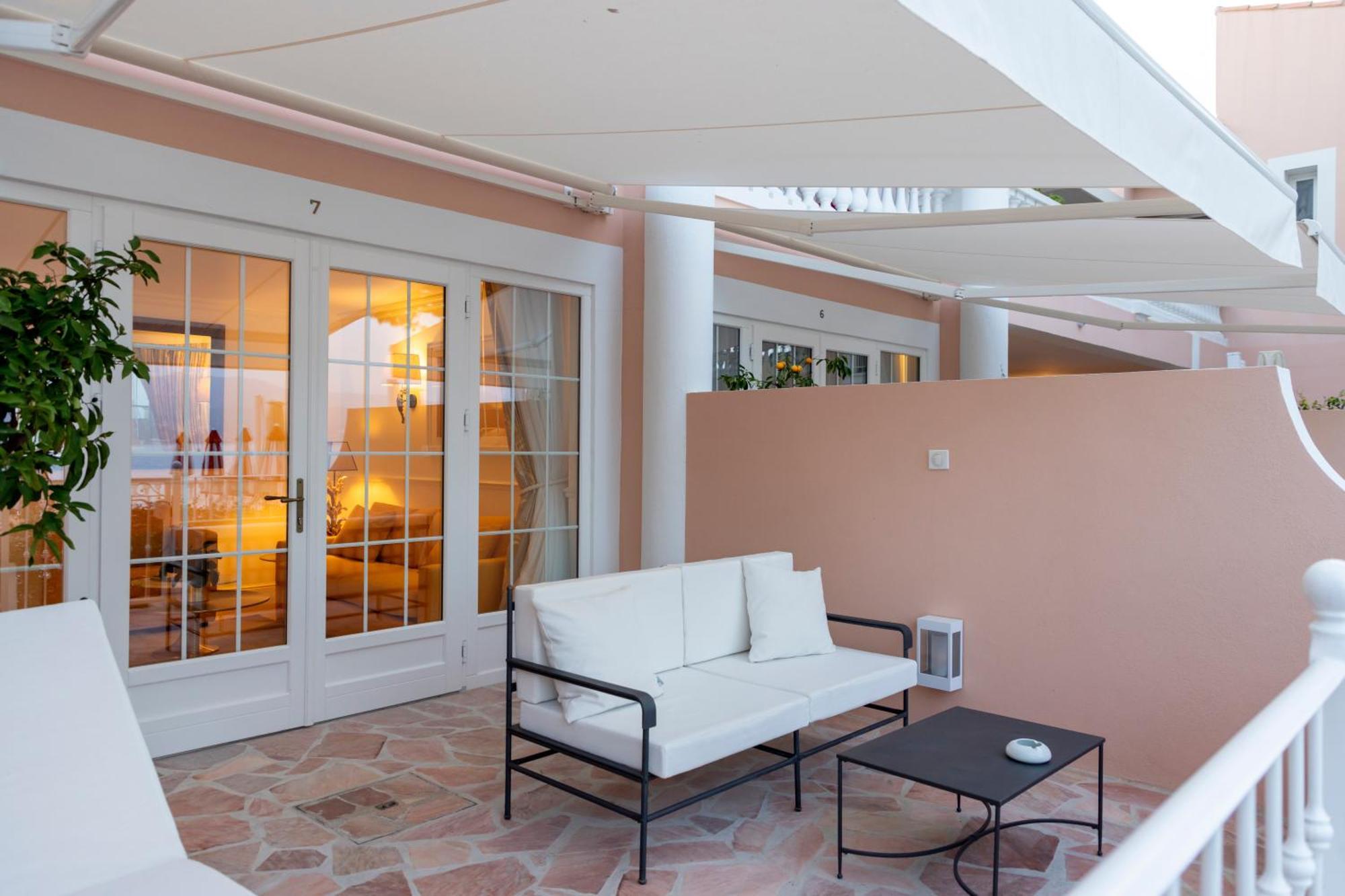 SIGNATURE ROOM – Living room terrace sea view
