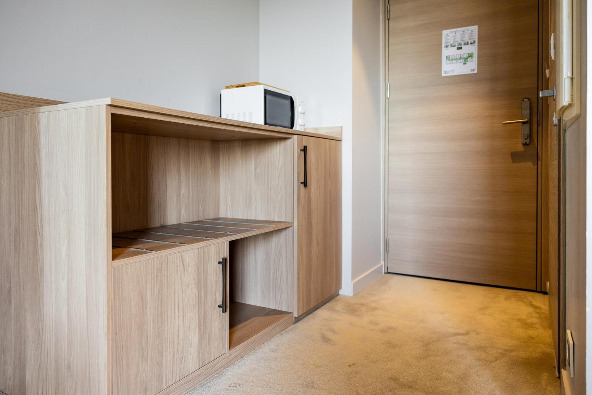 Comfort Street Side Room