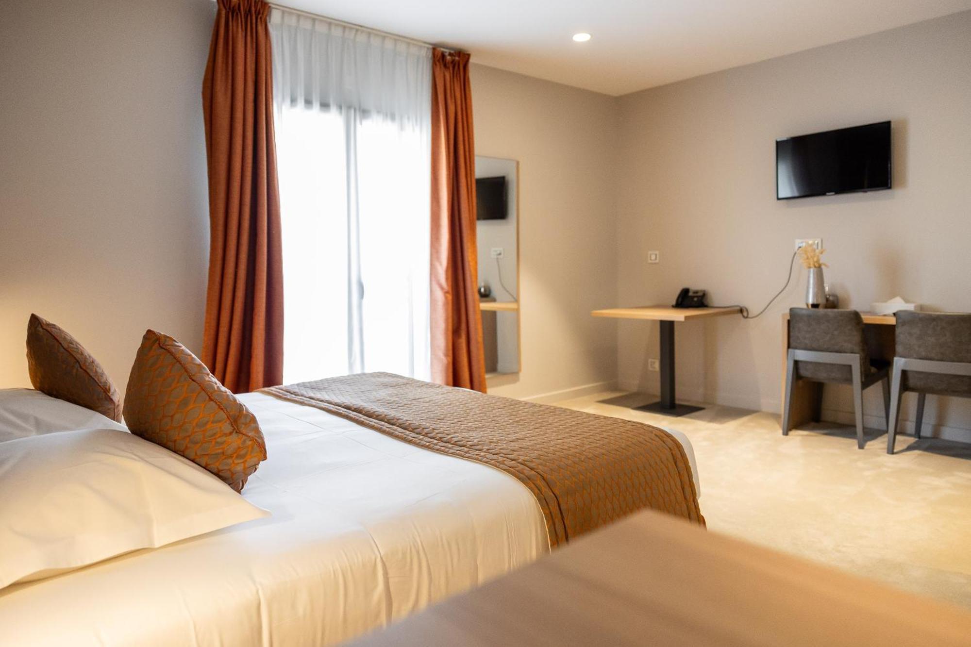 Comfort Street Side Room