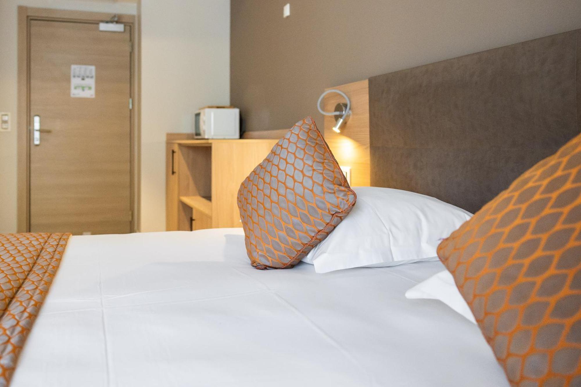 Comfort Street Side Room