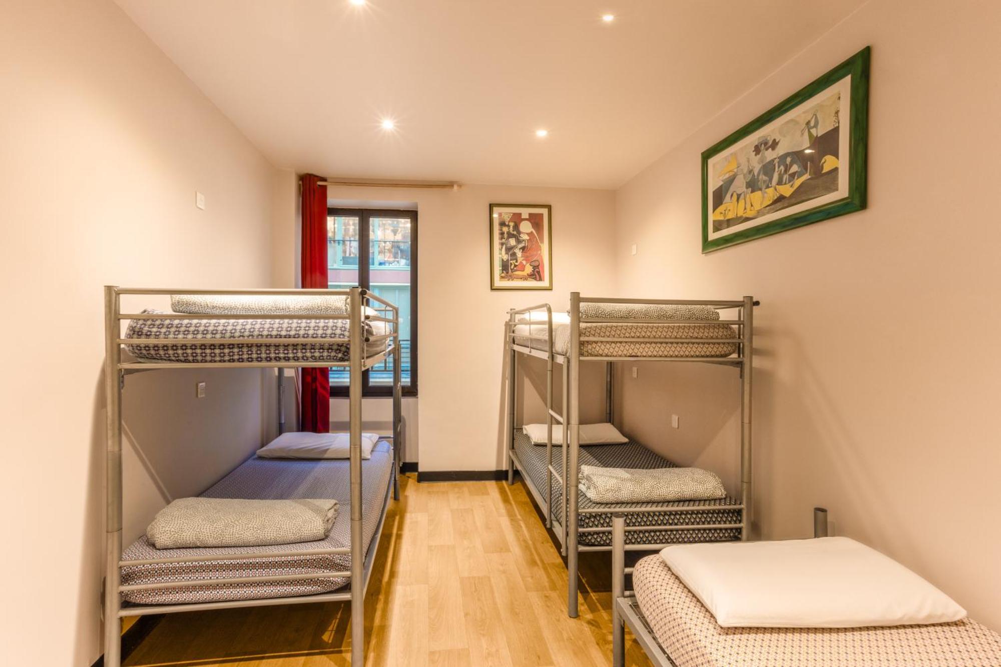 Single Bed 5-Bed Female Dormitory Room