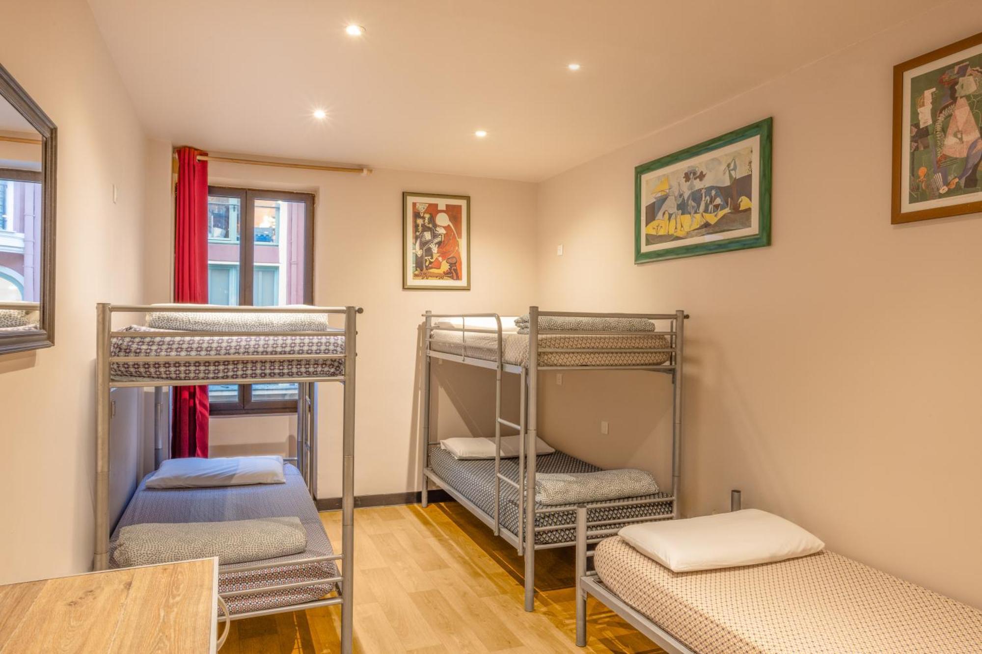 Single Bed 5-Bed Female Dormitory Room