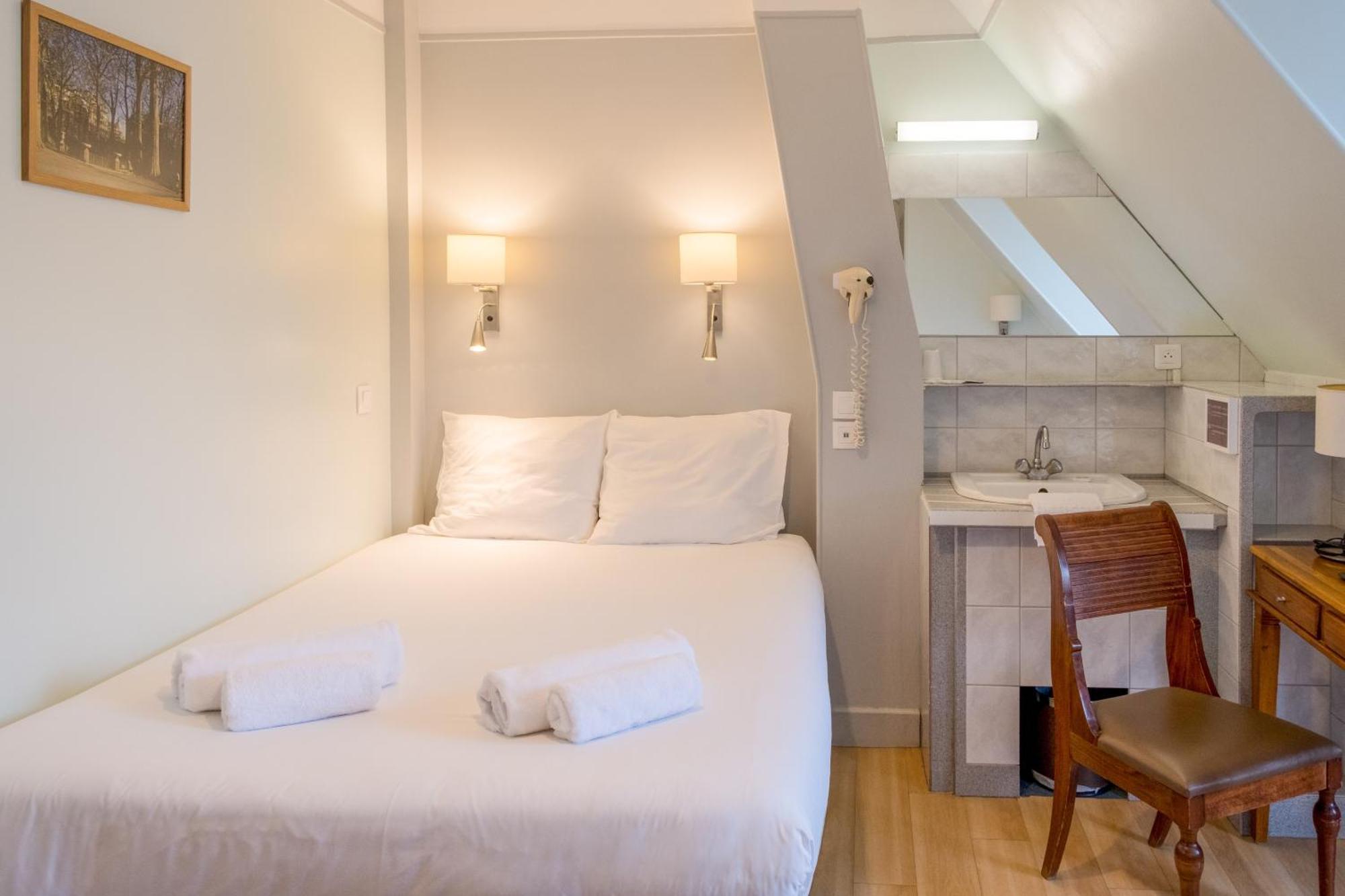 Double Room private Toilet shared shower on the floor