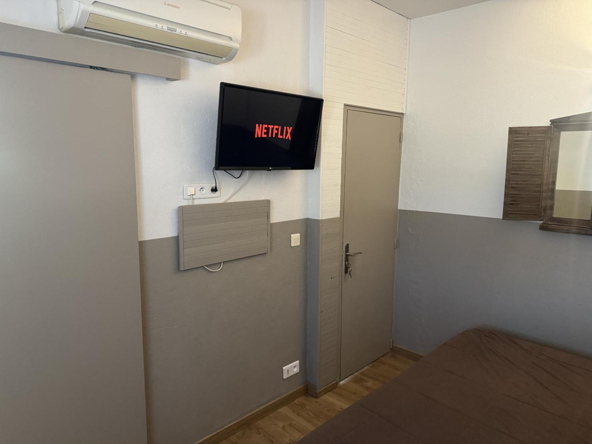 Double or Twin Room Private Bathroom