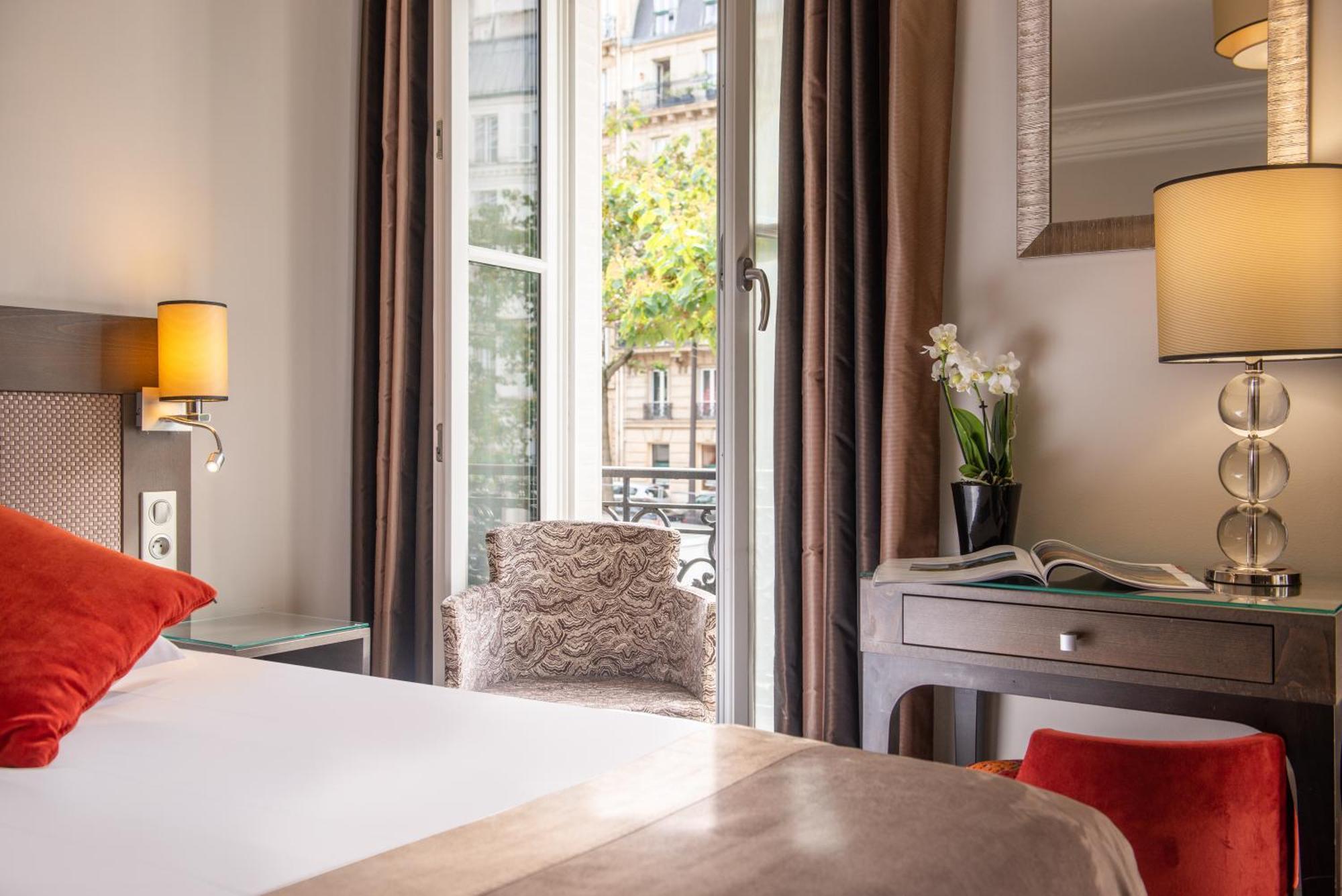 Superior Double Room Arc de Triomphe view Balcony
